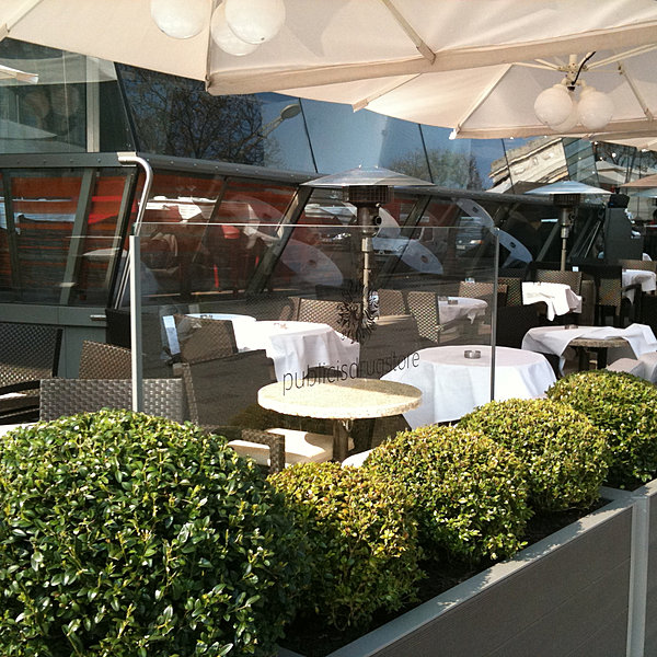 La terrasse du Publicis Drugstore prend place sur les Champs lorsque le temps s'y prête