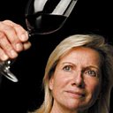 Christine Lurton-de Caix contemple l'intensité du rouge rubis