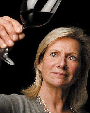 Christine Lurton-de Caix contemple l'intensité du rouge rubis