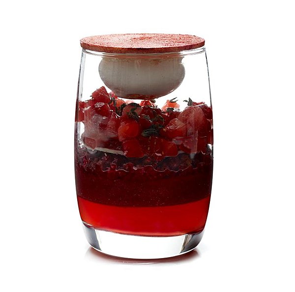En verrine, le consommé de fraise en gelée, marmelade de fraise