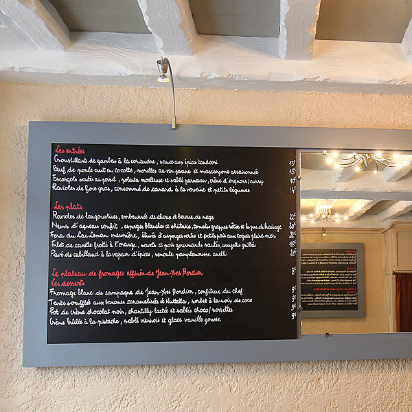 La carte s'affiche sur les ardoises au mur, lesquelles changent tous les mois