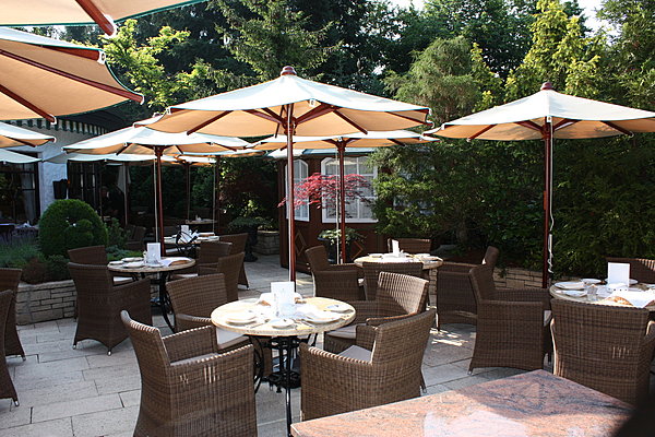 La terrasse de l'hôtel permettant de profiter de la jolie vue aux beaux jours