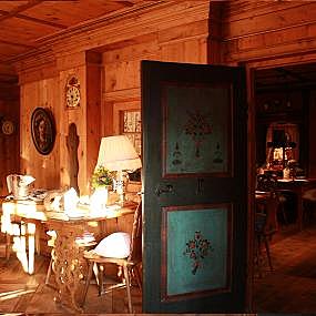 Le Dorfstuben avec sa décoration tyrolienne