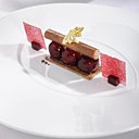 Le délicieux dessert au praliné, chocolat macaé et cerise