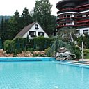 La piscine de l'hôtel extérieure offre une vue imprenable sur les montagnes