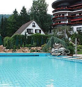 La piscine de l'hôtel extérieure offre une vue imprenable sur les montagnes
