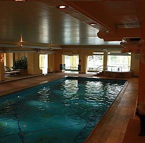 Chauffée toute l'année à 28°, la spacieuse piscine intérieure