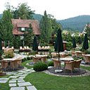 Le jardin impeccable et l'étang naturel