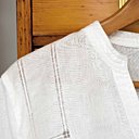 UN CHEMISIER BLANC TRÈS ÉLÉGANT