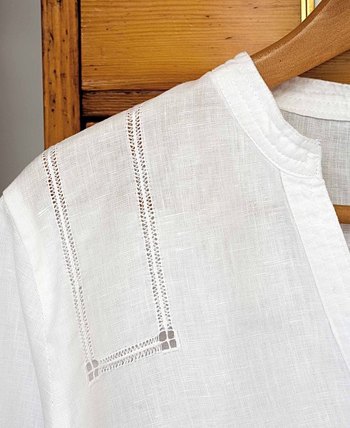 UN CHEMISIER BLANC TRÈS ÉLÉGANT