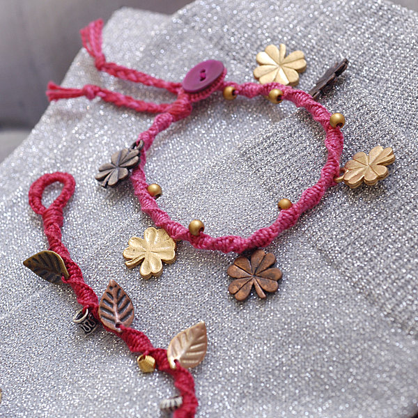 Bracelet à breloques en macramé