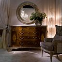 Commode de style «Chippendale» sculptée à la
main, en palissandre, érable et finitions platine