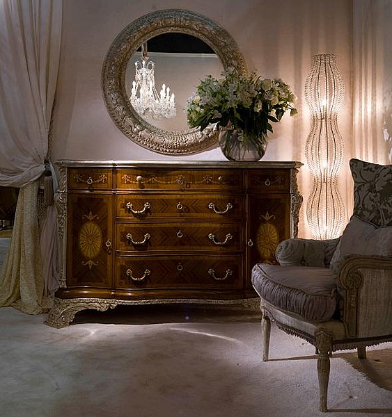 Commode de style «Chippendale» sculptée à la
main, en palissandre, érable et finitions platine