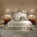 Lit Princess, fait à la main et finitions platine ; couvre-lit et coussins en soie, velours et cachemire avec détails de dentelle