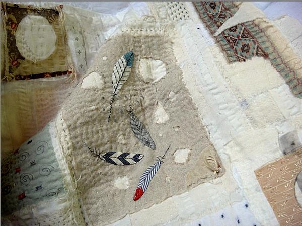 Plumes appliquées et rebrodées sur quilt de tissus recyclés