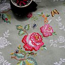 Nappe damassée aux motifs rebrodés.