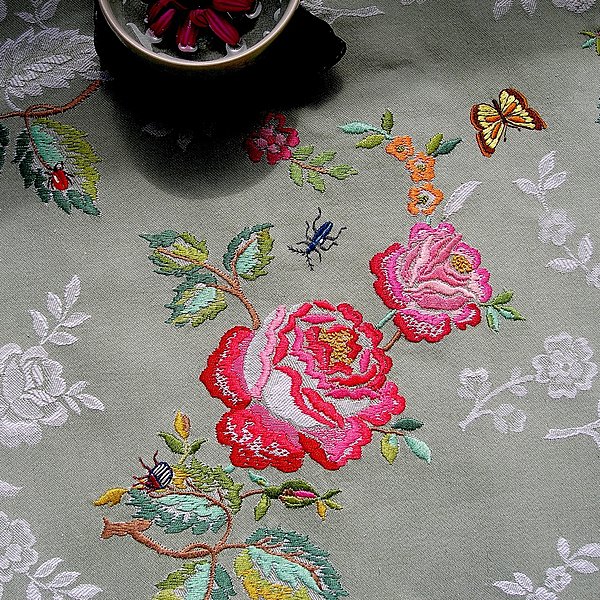 Nappe damassée aux motifs rebrodés.