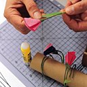 Coller une feuille sur la tige.