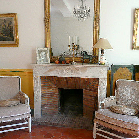 Le salon d'accueil, avec sa charmante cheminée en briques