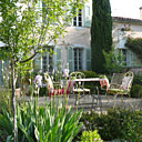 Petit-déjeuner dans le jardin, au soleil