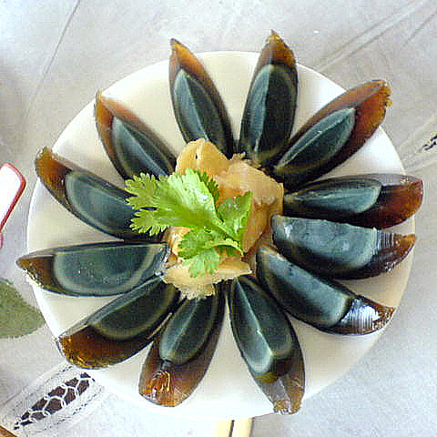 Assiette de plusieurs oeufs de cent ans