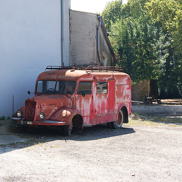 On fait de belles rencontres au bord du Canal du Midi. Ici, un ancien véhicule de pompiers, garé près de la caserne chaurienne
