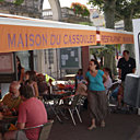 La Maison du Cassoulet se trouve en face de l'hôtel du Centre, impossible de la manquer !