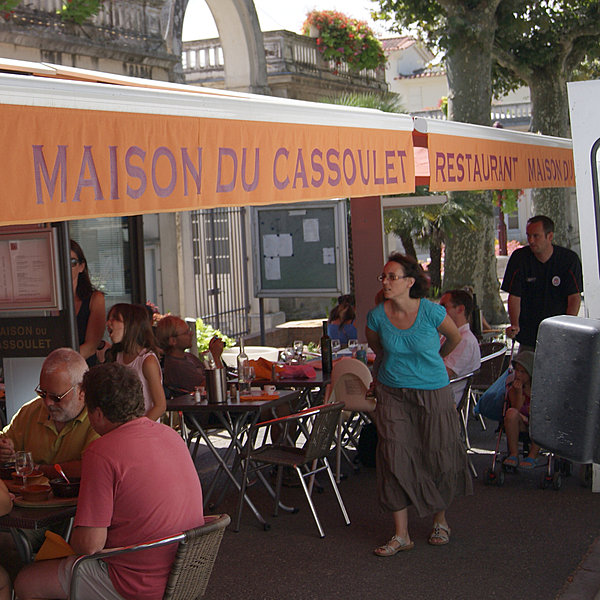 La Maison du Cassoulet se trouve en face de l'hôtel du Centre, impossible de la manquer !