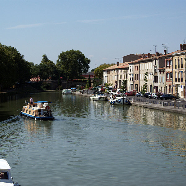 Le Canal du Midi traverse Castelnaudary, en plus de Toulouse et Carcassonne