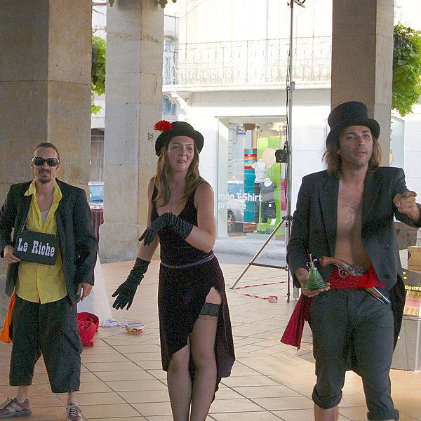 La Compagnie Circonflexe se joue des lieux communs. Ici  le riche, la belle et le bonimenteur