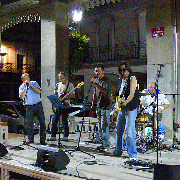 Les Old Up en pleine reprise de Jimi Hendrix