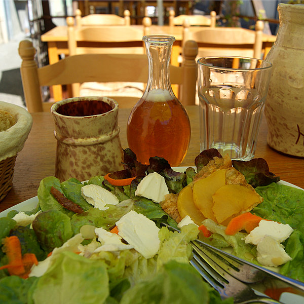 Salade chèvre, amandes, figues, miel, pommes cuites et vinaigre de violette