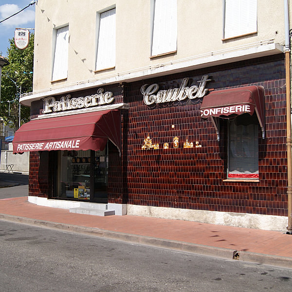 La pâtisserie Caubet propose des cassoulets glacés de 1 à 10 parts, les goûts variant entre le chocolat, les fruits rouges, le Grand-Marnier, etc