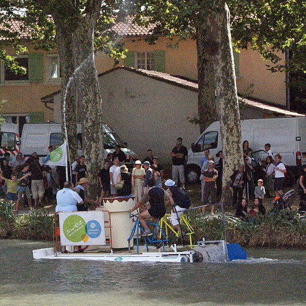 La Lyonnaise des Eaux s'amuse, le public se mouille