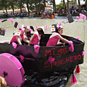 Les Miss Spanghero, tout en rose et en noir, se protègent avec ce qu'elle font de mieux : leur sourire !