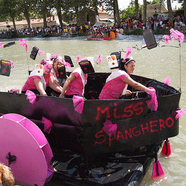 Les Miss Spanghero, tout en rose et en noir, se protègent avec ce qu'elle font de mieux : leur sourire !