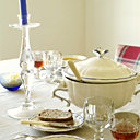 Dans la salle à manger largement ouverte sur le jardin, la table est dressée, vaisselle Gien, couverts Sabre, nappe Un esprit en plus, bougeoirs Côté Bastide, la soupe de poisson et sa rouille est prête à être dégustée.