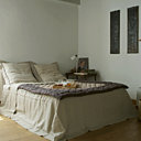 La chambre du bas est dotée d’une cheminée ancienne, sur le lit draps Eden Park, boutis Blanc d’Ivoire, sur le plateau mugs Arc International.