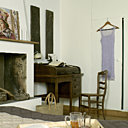 De l’autre côté de la cheminée, un élégant petit bureau à cylindre renferme ses petits secrets, album de photos Comptoir de Famille, sur le lit mugs Arc International.