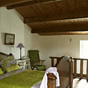 Sur le vieux lit à rouleaux en acajou,  draps Linvosges, boutis et coussins Tendance Khmere.