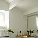 Serviettes éponges, accessoires en céramique, paniers en acrylique et corbeille Opportunity, produits de bain Côté Bastide.