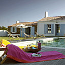 Drap de plage Yves Delorme, panier Comptoir de Famille, thermos CFOC. La maison a été recentrée sur le jardin intérieur dotée d’une piscine et d’un deck en teck.