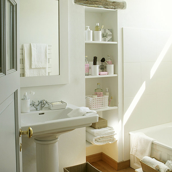 Une élégante salle de bains fut créée, tout carelée de blanc