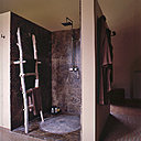 Au milieu du salon de bain, Laurence Glorieux a crée une imposante douche entièrement couverte en marbre Imperador.  Robinetterie patinée Corima, porte serviettes en bois flotté Bleu Nature, eponges Eden Park, produits de bain Ex-Voto