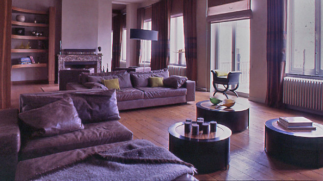 Dans le salon toutes les cloisons des anciennes pièces ont été abattues pour créer un seul espace, clair avec de très beaux volumes