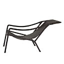 Fauteuil transat en cuir de veau prenant en sandwich une feuille de mousse déployée, structure en acier