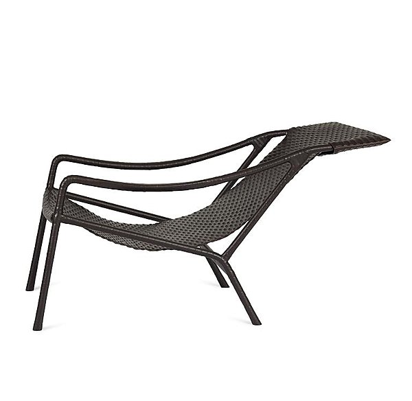 Fauteuil transat en cuir de veau prenant en sandwich une feuille de mousse déployée, structure en acier