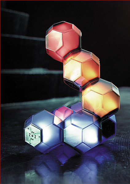 Huit pièces composent ce luminaire en LED modulable et transformable selon les envies, QisDesign