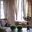 Au centre, le guéridon gondolé a été patiné par Dominique et fait office de table basse, pochons en lin Côté Bastide