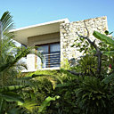 Les maisons face à l’océan ont été restaurées avec détermination, et dotées de chambres spacieuses et de luxueuses salles de bains. Sur les lits Boutis Tendance Khmère